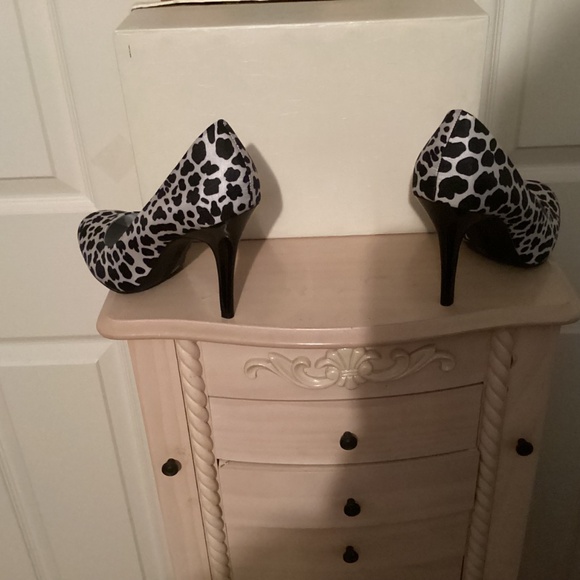 Cosmopolitan Stilettos - Picture 2 of 3